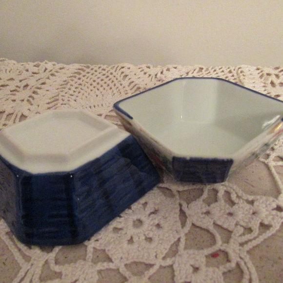 2 Hexagon shaped Japanese Imari dishes - Picture 3 of 6